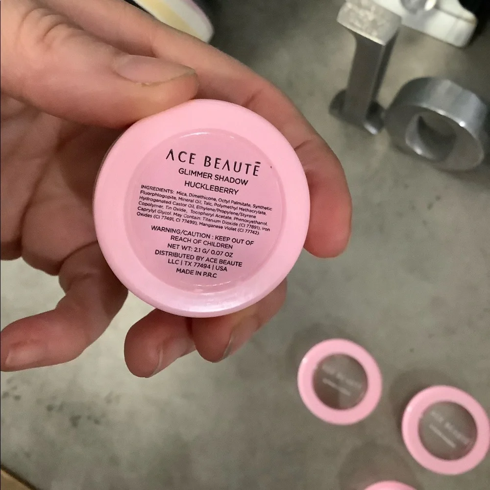 TWO ACE BEAUTĒ‎ GLIMMER SHADOWS